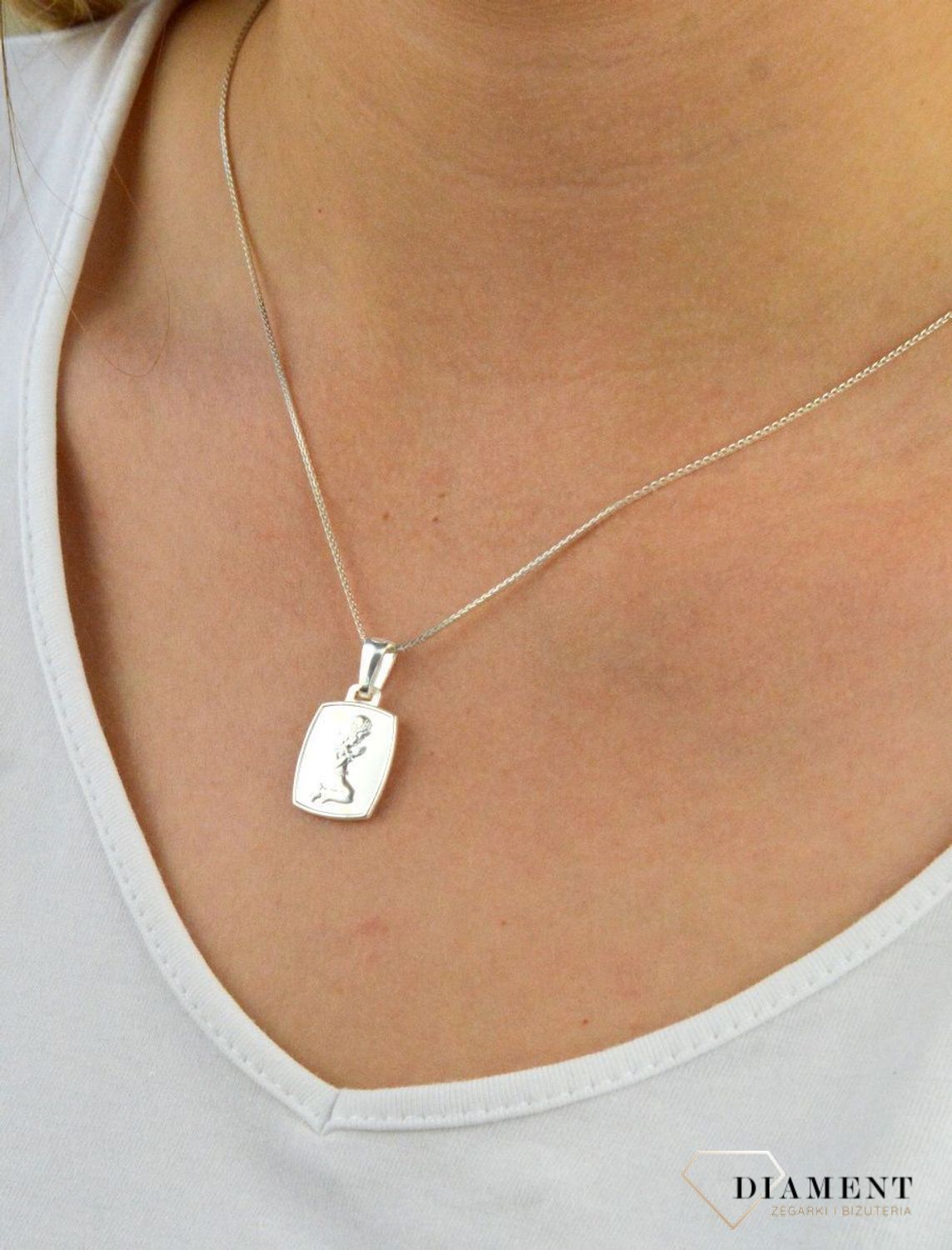 Medalik srebrny z Aniołkiem dla dziewczynki DIA-ZAW-MMAL0139S-925.  Zawieszka srebrna. Zawieszka medalik. Medalik z Aniołkiem. Srebrny medalik z wizerunkiem Świętym. Srebrny medalik zawieszka idealna propozycja na I Komunię Św, Chrzci.jpg