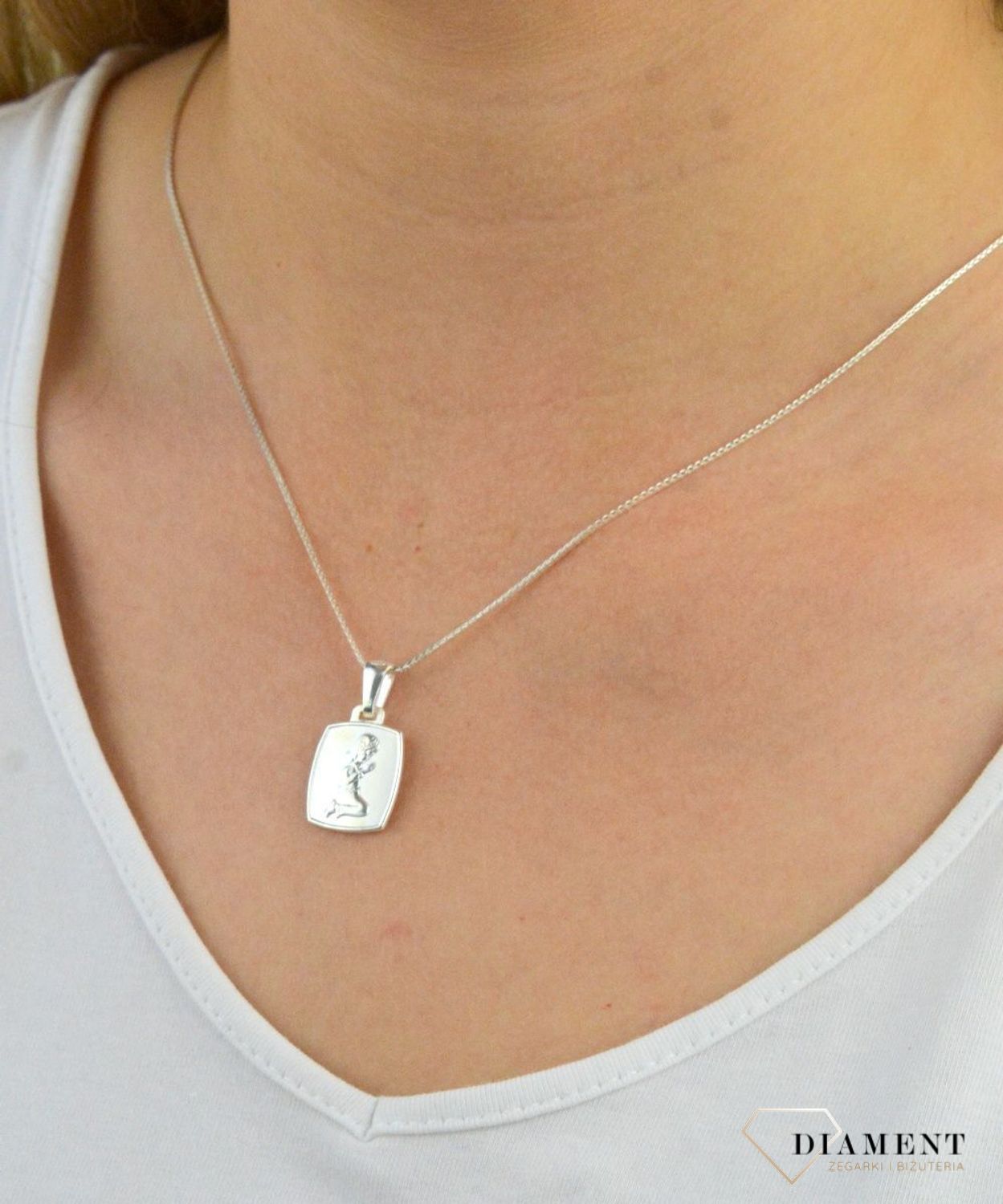 Medalik srebrny z Aniołkiem dla dziewczynki DIA-ZAW-MMAL0139S-925.  Zawieszka srebrna. Zawieszka medalik. Medalik z Aniołkiem. Srebrny medalik z wizerunkiem Świętym. Srebrny medalik zawieszka idealna propozycja na I Komunię Św, Chrzci.jpg