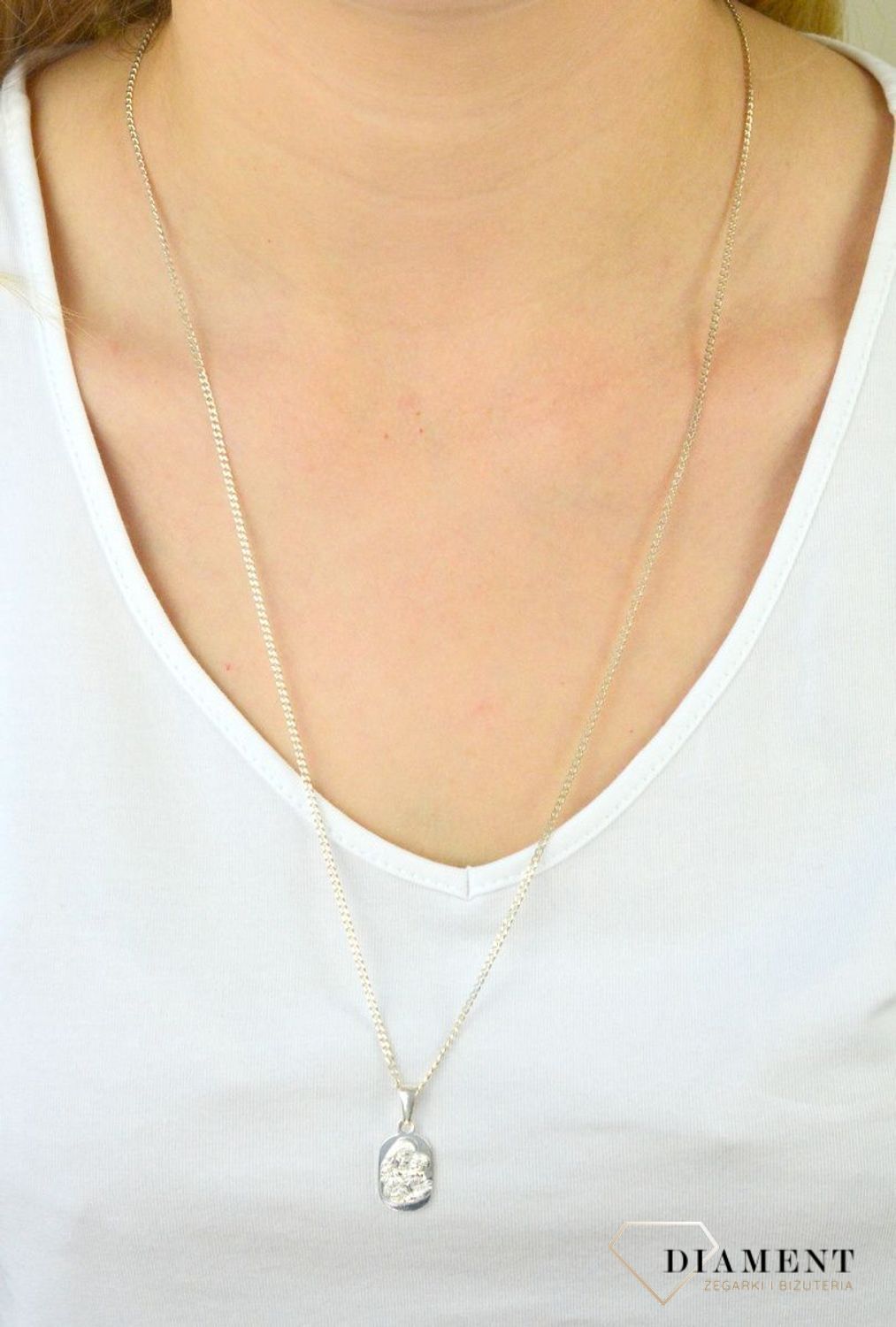 Srebrna zawieszka medalik Matka Boska z dzieciątkiem DIA-ZAW-MMAL0148-925 .Biżuteria z motywem sakralnym to wspaniała pamiątka i idealny prezent na takie okazje jak chrzest, bierzmowanie czy pierwsza komuni.jpg