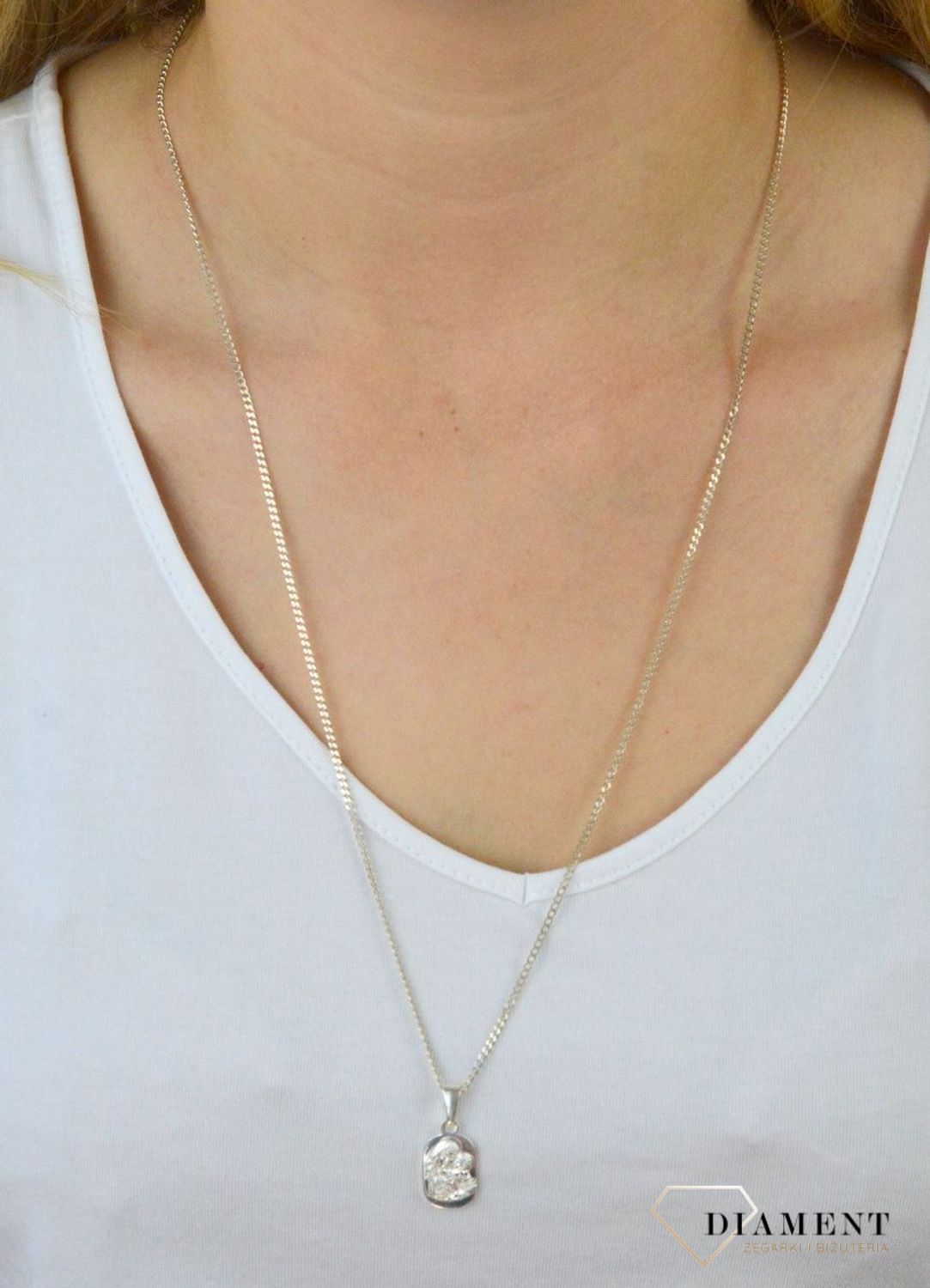 Srebrna zawieszka medalik Matka Boska z dzieciątkiem DIA-ZAW-MMAL0148-925 .Biżuteria z motywem sakralnym to wspaniała pamiątka i idealny prezent na takie okazje jak chrzest, bierzmowanie czy pierwsza komuni.jpg