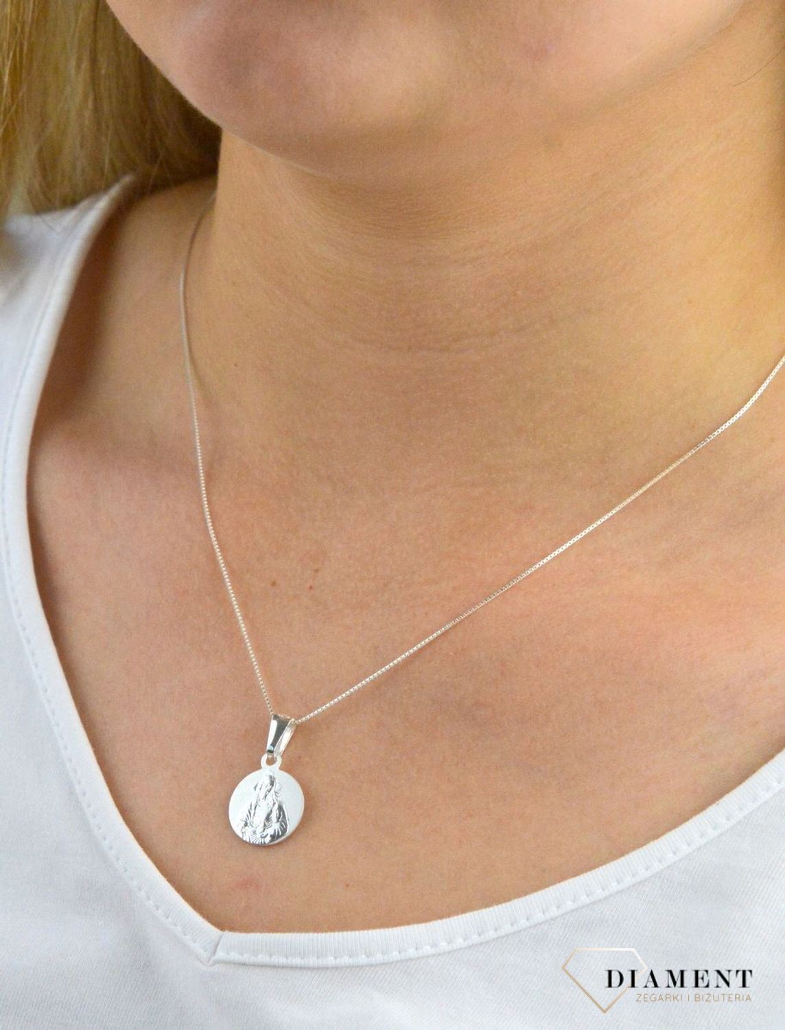 Medalik srebrny z Jezusem srebro.jpg