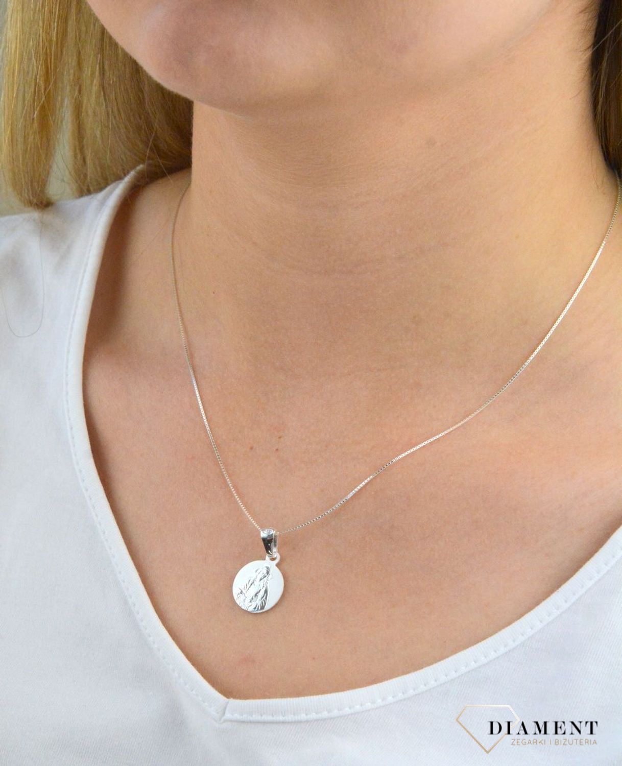 Medalik srebrny z Jezusem srebro.jpg