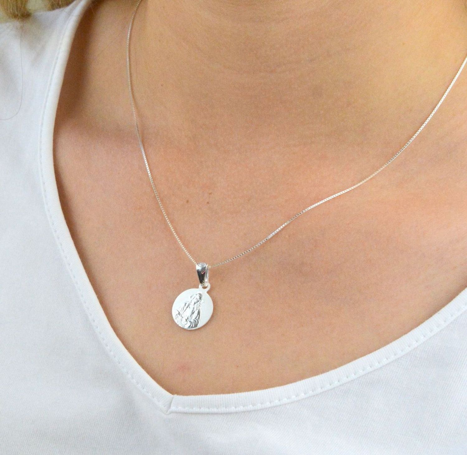 Medalik srebrny z Jezusem srebro.jpg