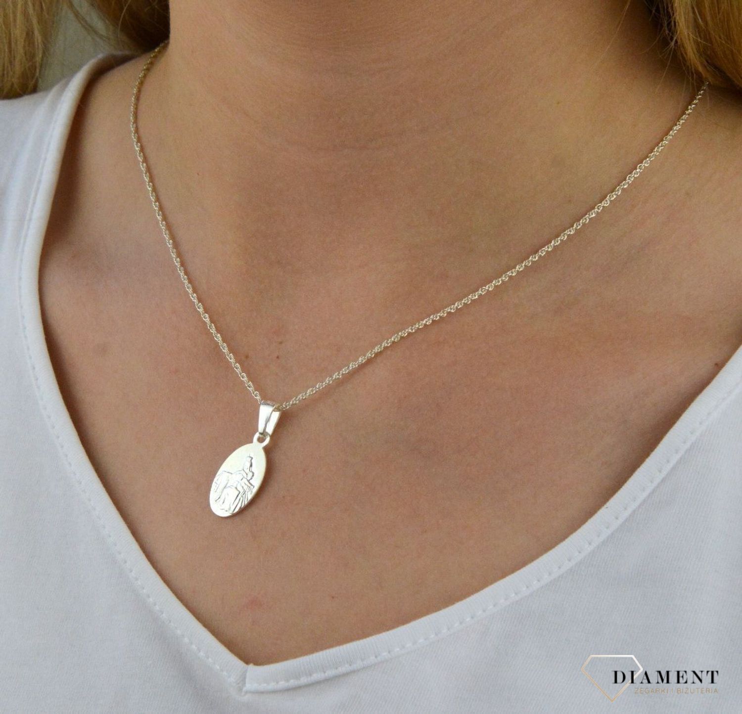 Medalik srebrny Matka Boska z dzieciątkiem DIA-ZAW-MMAL0156S-925.  Medalik srebrna zawieszka. Medalik z wizerunkiem Matki Boskiej z dzieciątkiem. Medalik srebrny komunijny. Idealny pomysł na prezent..jpg