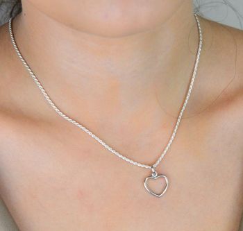 Delikatna srebrna zawieszka w kształcie serca wykonana ze srebra 925. Idealny prezent dla ukochanej osoby, symbol miłości i elegancji. Sprawdź teraz! (1).JPG