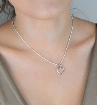 Delikatna srebrna zawieszka w kształcie serca wykonana ze srebra 925. Idealny prezent dla ukochanej osoby, symbol miłości i elegancji. Sprawdź teraz! (2).JPG
