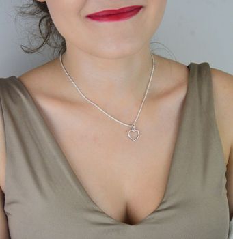 Delikatna srebrna zawieszka w kształcie serca wykonana ze srebra 925. Idealny prezent dla ukochanej osoby, symbol miłości i elegancji. Sprawdź teraz! (3).JPG