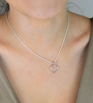 Delikatna srebrna zawieszka w kształcie serca wykonana ze srebra 925. Idealny prezent dla ukochanej osoby, symbol miłości i elegancji. Sprawdź teraz! (4).JPG