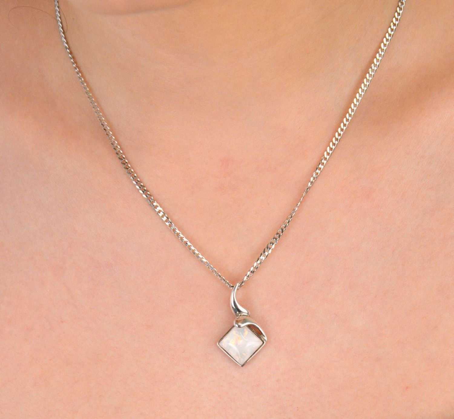 Zawieszka damska srebrna próba 925, opal syntetyczny DIA-ZAW-OPAL1-925 Elegancka zawieszka srebrna z opalem syntetycznym, wykonana ze srebra próby 925 1.jpg