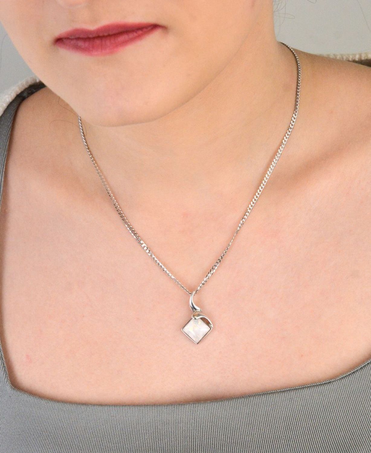 Zawieszka damska srebrna próba 925, opal syntetyczny DIA-ZAW-OPAL1-925 Elegancka zawieszka srebrna z opalem syntetycznym, wykonana ze srebra próby 925 1.jpg