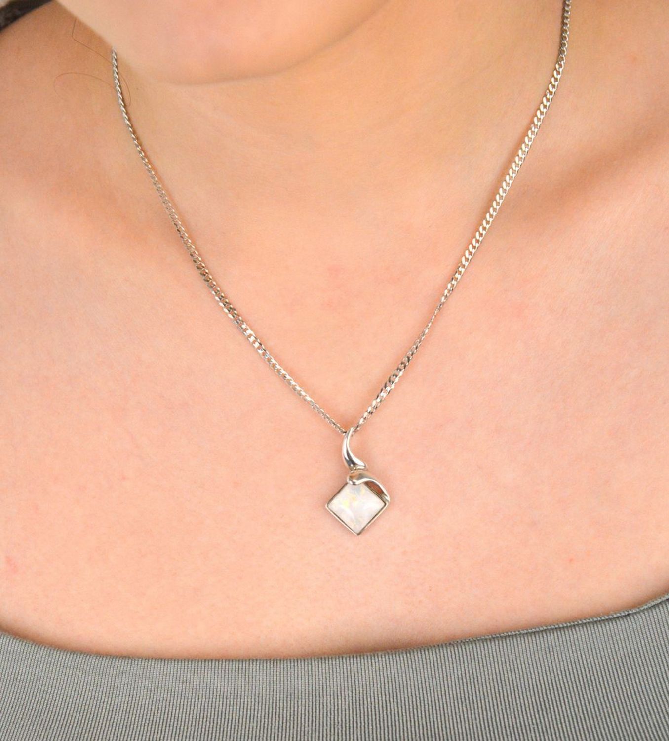 Zawieszka damska srebrna próba 925, opal syntetyczny DIA-ZAW-OPAL1-925 Elegancka zawieszka srebrna z opalem syntetycznym, wykonana ze srebra próby 925 1.jpg