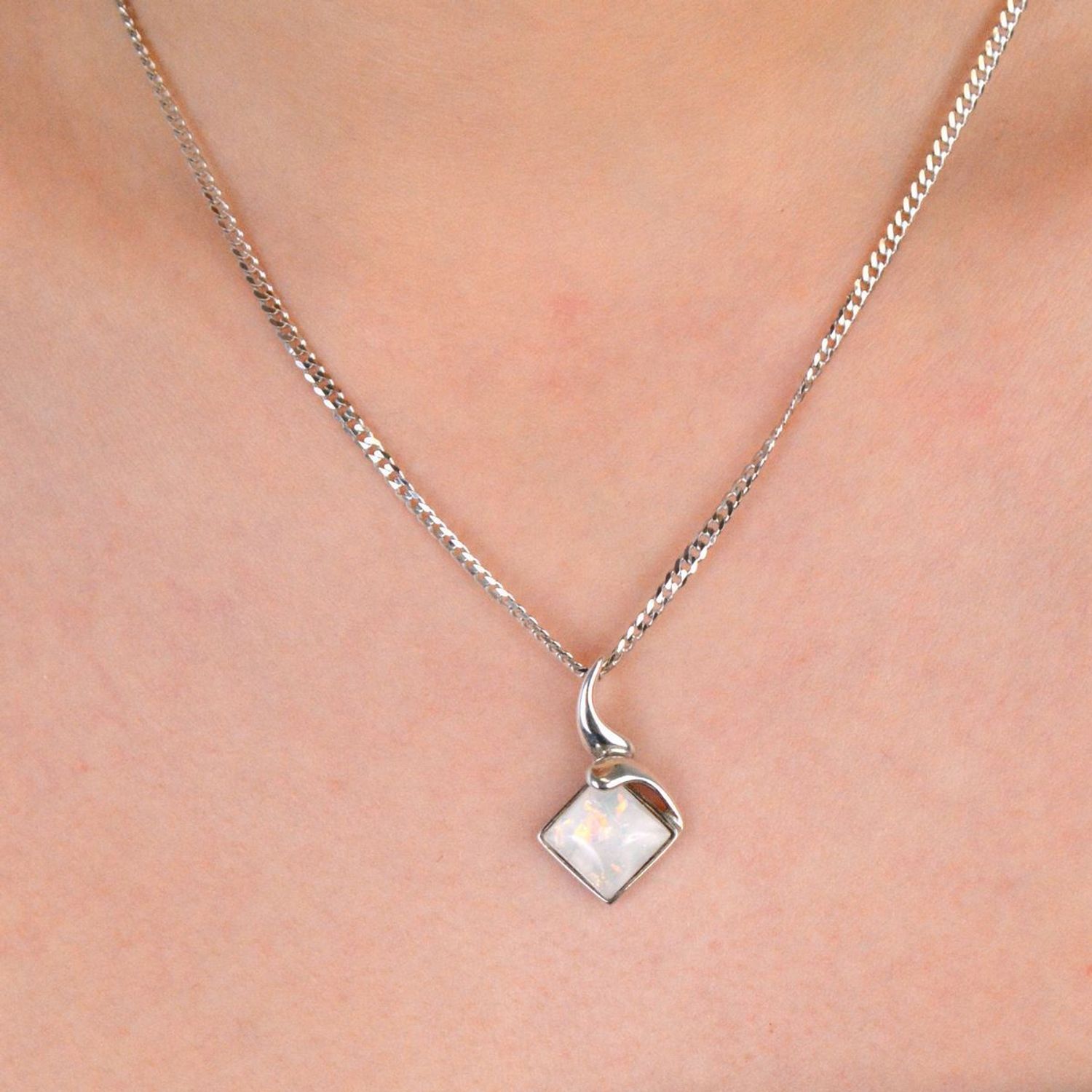 Zawieszka damska srebrna próba 925, opal syntetyczny DIA-ZAW-OPAL1-925 Elegancka zawieszka srebrna z opalem syntetycznym, wykonana ze srebra próby 925 1.jpg