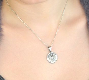 Srebrna zawieszka Orzeł DIA-ZAW-ORZEŁ-925 – elegancki symbol wolności i siły. Wykonana ze srebra próby 925, o szerokości 2 cm i długości 2,9 cm, waży ok. 3,2 g. Idealna na prezent lub do codziennego noszenia (2).JPG
