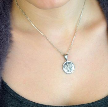 Srebrna zawieszka Orzeł DIA-ZAW-ORZEŁ-925 – elegancki symbol wolności i siły. Wykonana ze srebra próby 925, o szerokości 2 cm i długości 2,9 cm, waży ok. 3,2 g. Idealna na prezent lub do codziennego noszenia (3).JPG