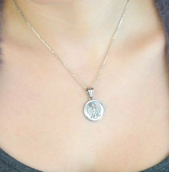 Srebrna zawieszka Orzeł DIA-ZAW-ORZEŁ-925 – elegancki symbol wolności i siły. Wykonana ze srebra próby 925, o szerokości 2 cm i długości 2,9 cm, waży ok. 3,2 g. Idealna na prezent lub do codziennego noszenia (4).JPG