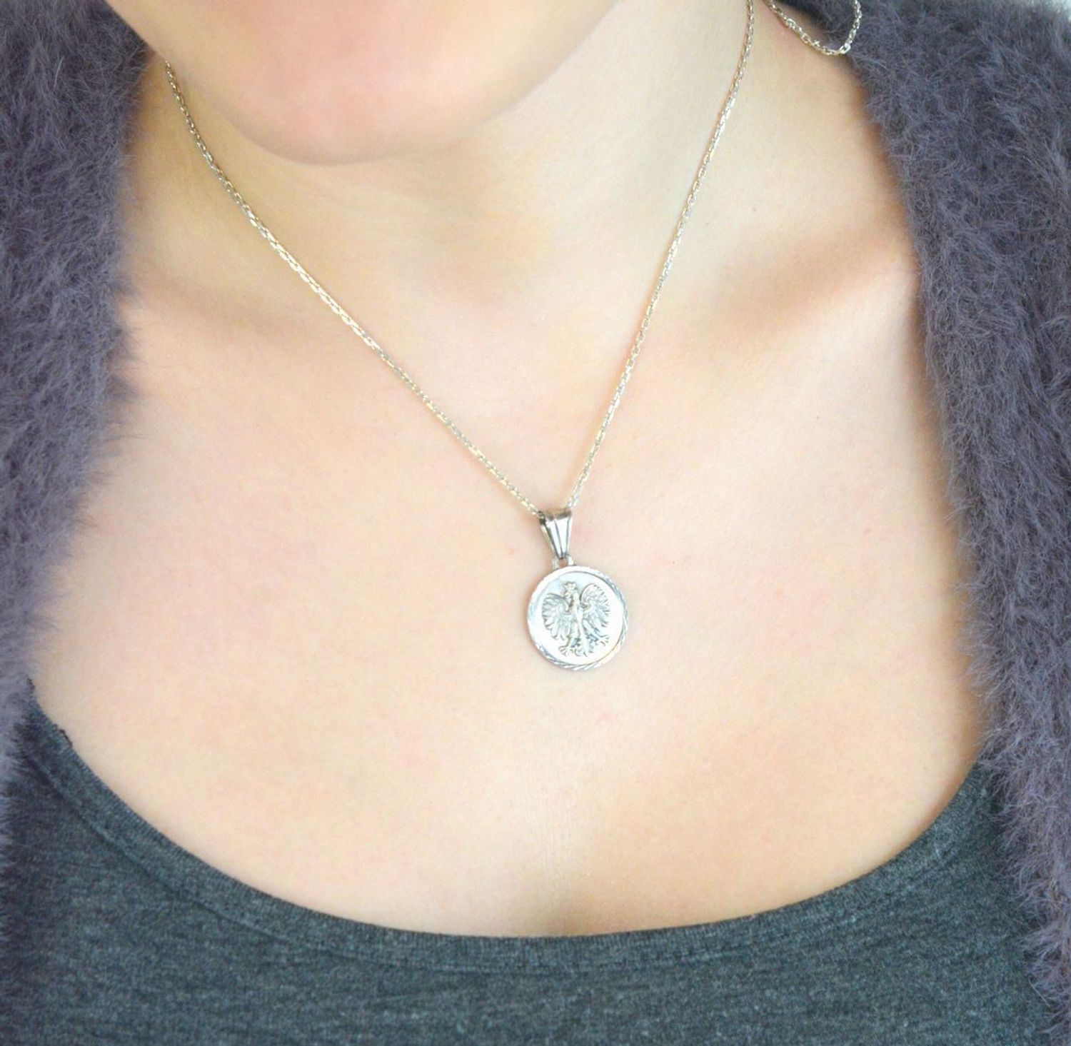 Srebrna zawieszka Orzeł DIA-ZAW-ORZEŁ-925 – elegancki symbol wolności i siły. Wykonana ze srebra próby 925, o szerokości 2 cm i długości 2,9 cm, waży ok. 3,2 g. 1.jpg