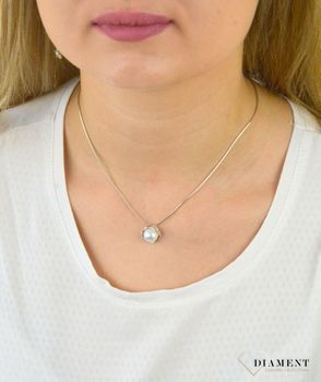 Srebrna zawieszka Perła otoczona srebrem DIA-ZAW-PERŁA. Zawieszka z perłą będzie doskonałym prezentem dla bliskiej osoby. Na prezent. Naszyjnik z perłą (4).JPG