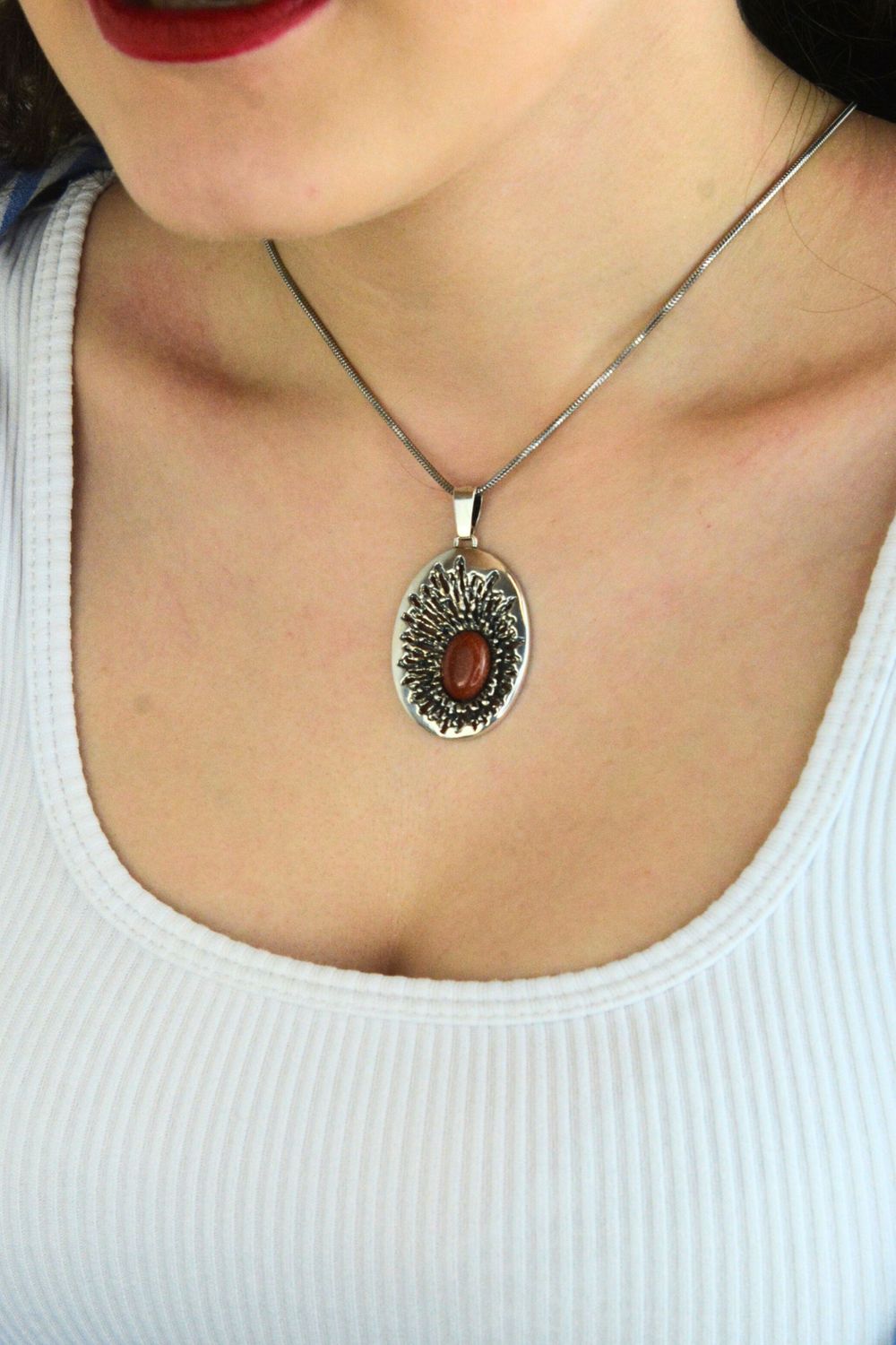 Nowoczesne srebrne kolczyki próby 925 z cyrkonią. Geometryczny wzór, bigiel angielski, długość 3,2 cm. Elegancka biżuteria na co dzień i na prezent.11.jpg