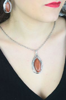 Zawieszka srebrna 925 damska z kamieniem piasek pustyni – liść, owalna (1).jpg