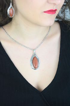 Zawieszka srebrna 925 damska z kamieniem piasek pustyni – liść, owalna (3).jpg