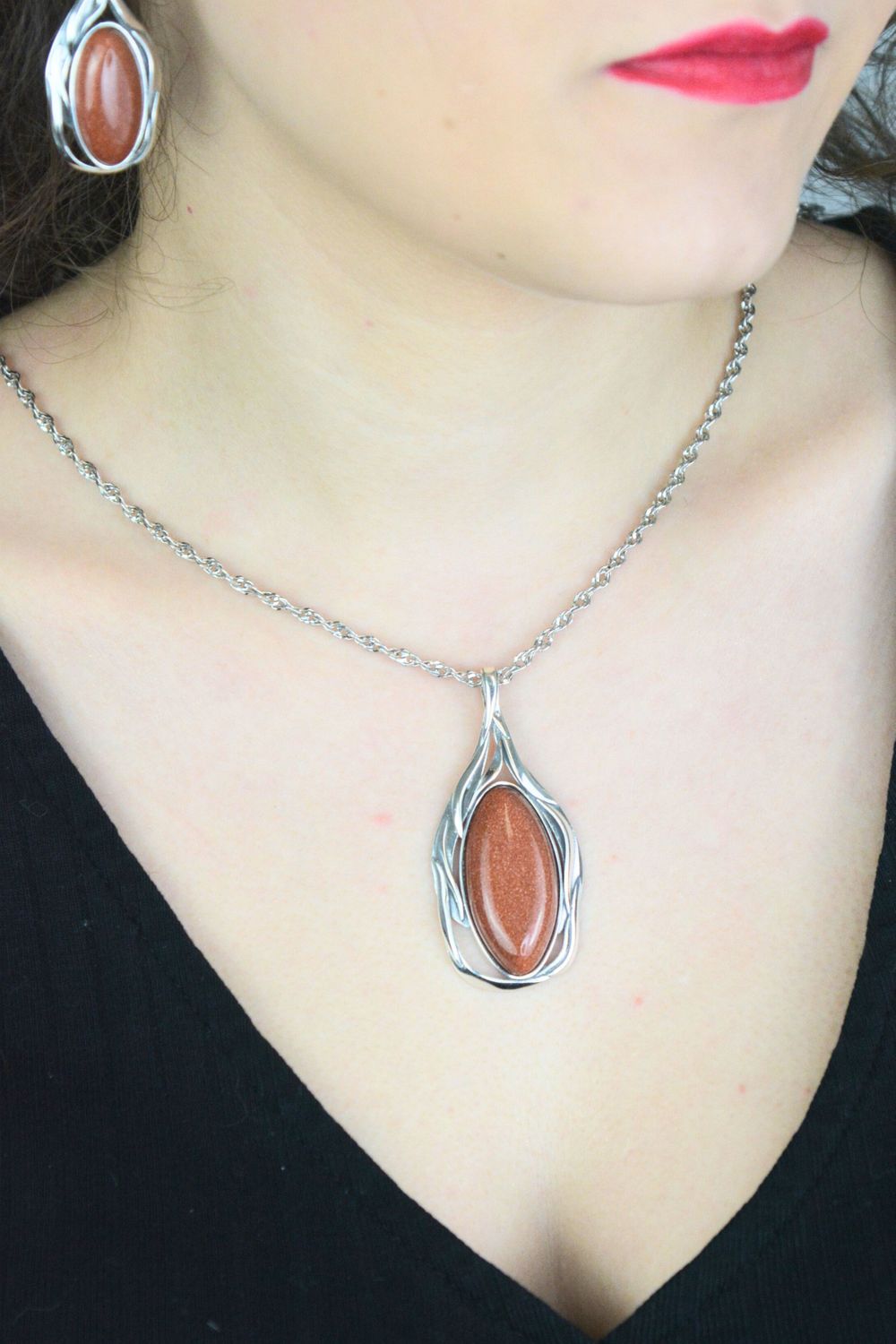 Elegancka srebrna zawieszka damska DIA-ZAW-PIASEK-PUSTYNI-LIŚĆ z kamieniem piasek pustyni. Owalny kształt liścia, długość 6,0 cm, idealna na prezent i codzienne stylizacje.1.jpg