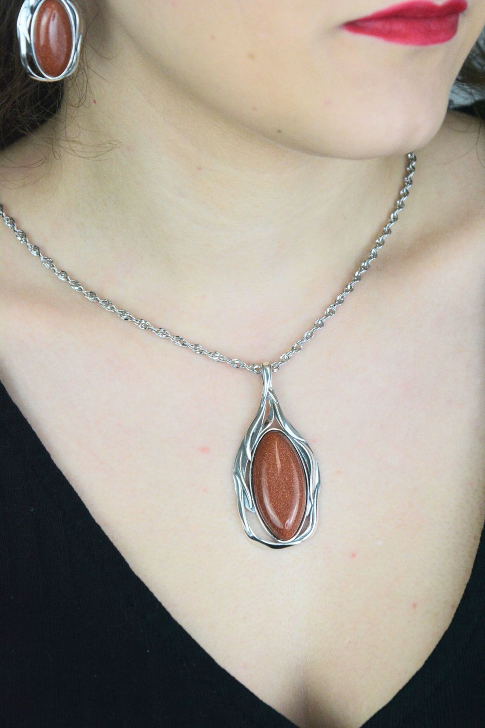 Elegancka srebrna zawieszka damska DIA-ZAW-PIASEK-PUSTYNI-LIŚĆ z kamieniem piasek pustyni. Owalny kształt liścia, długość 6,0 cm, idealna na prezent i codzienne stylizacje.1.jpg