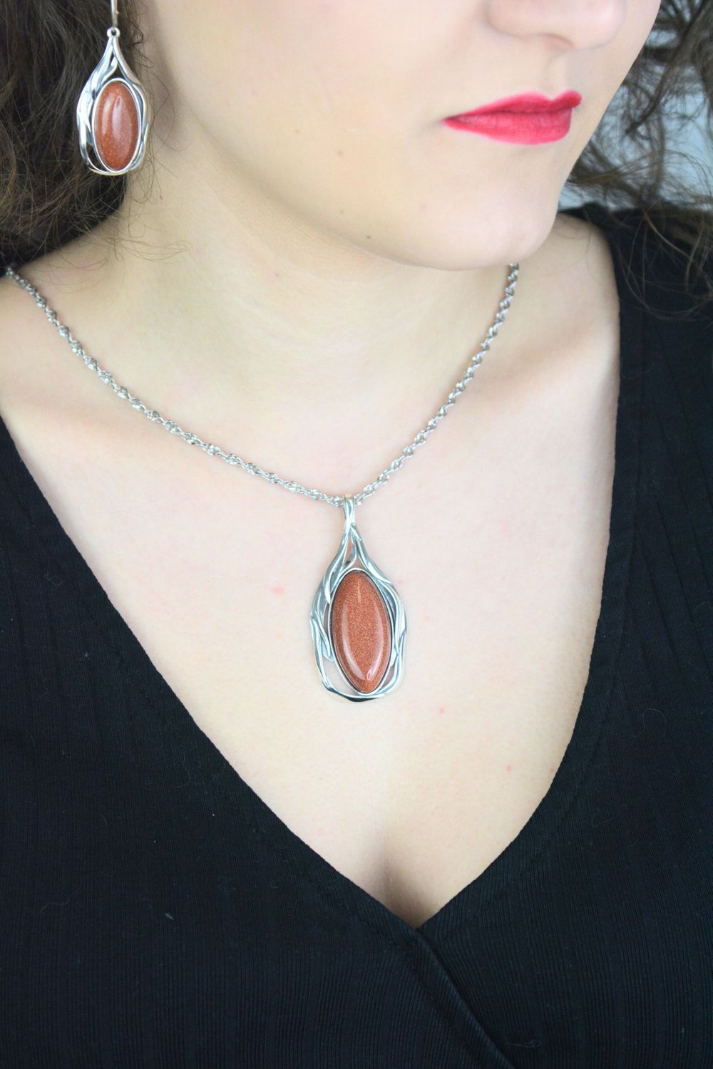 Elegancka srebrna zawieszka damska DIA-ZAW-PIASEK-PUSTYNI-LIŚĆ z kamieniem piasek pustyni. Owalny kształt liścia, długość 6,0 cm, idealna na prezent i codzienne stylizacje.1.jpg