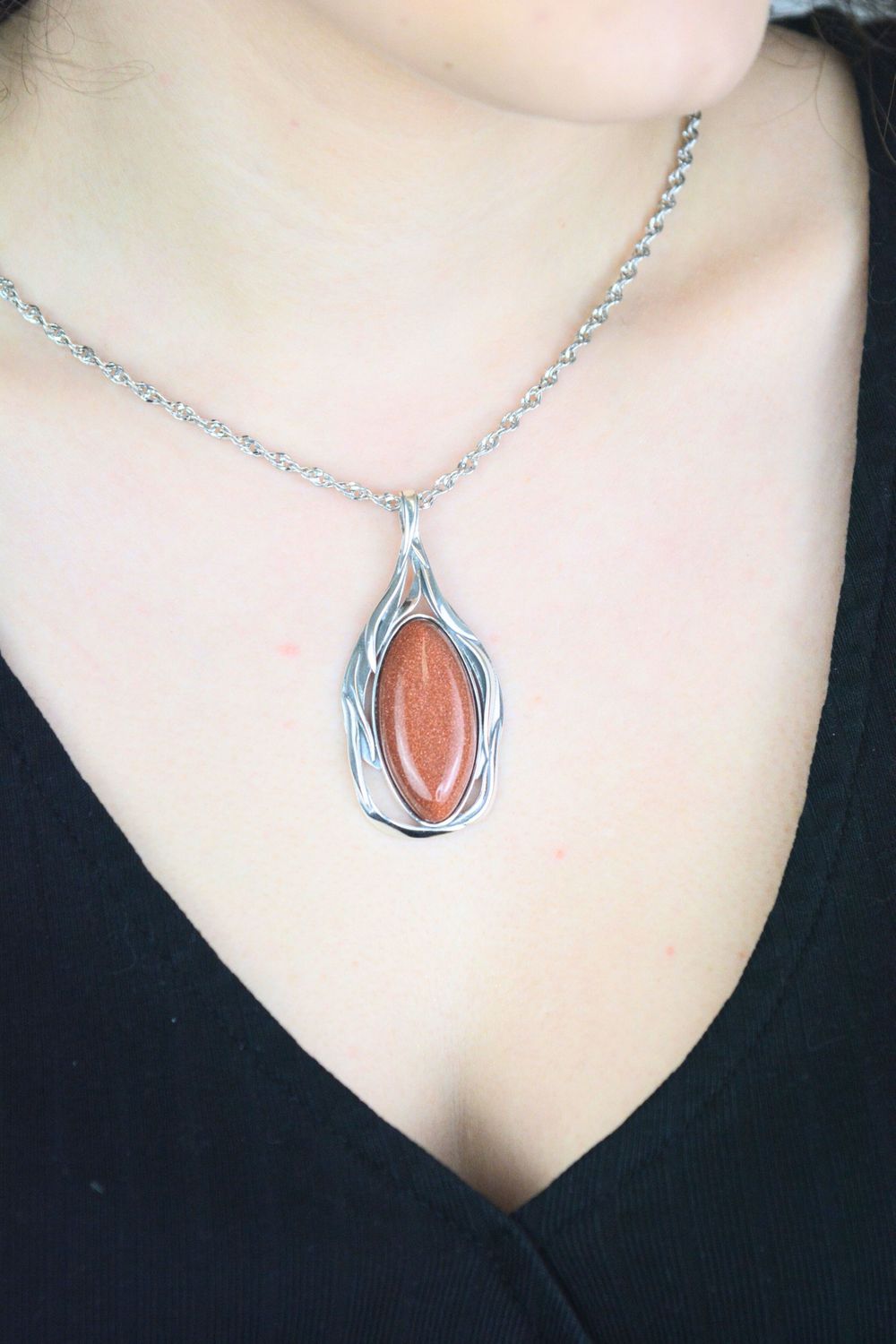 Elegancka srebrna zawieszka damska DIA-ZAW-PIASEK-PUSTYNI-LIŚĆ z kamieniem piasek pustyni. Owalny kształt liścia, długość 6,0 cm, idealna na prezent i codzienne stylizacje.1.jpg