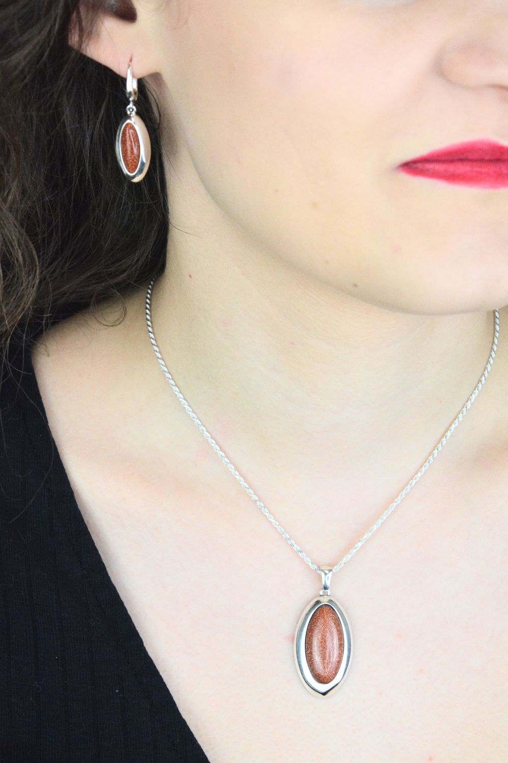 Elegancka srebrna zawieszka damska DIA-ZAW-PIASEK-PUSTYNI z naturalnym kamieniem piasek pustyni. Owalny kształt, długość 4,0 cm, idealna na prezent i codzienne stylizacje.1.jpg