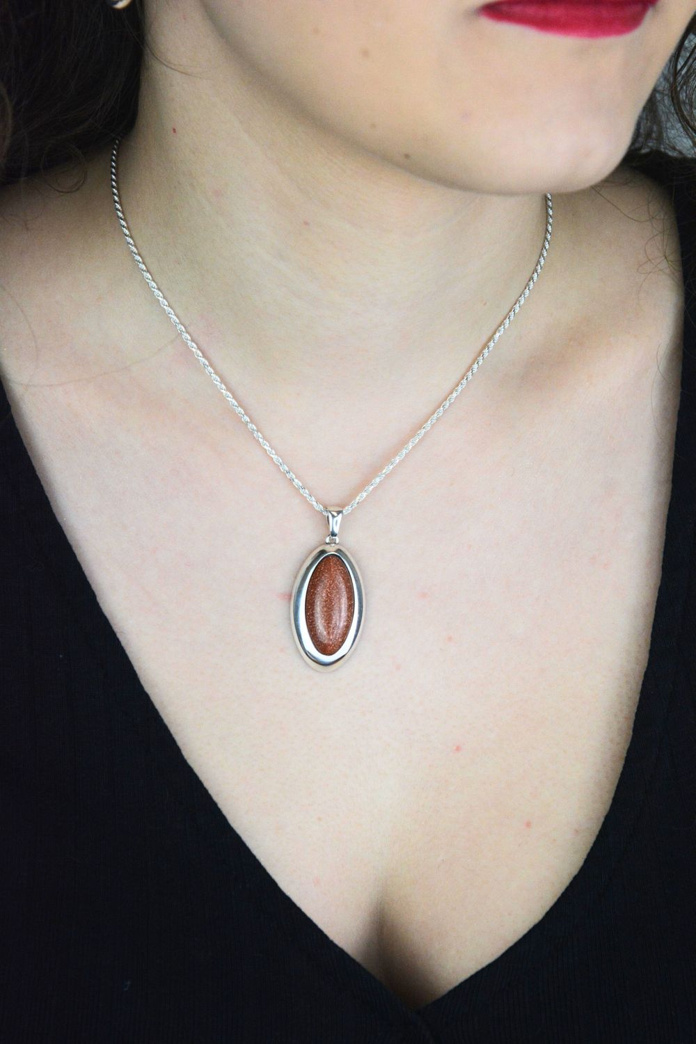 Elegancka srebrna zawieszka damska DIA-ZAW-PIASEK-PUSTYNI z naturalnym kamieniem piasek pustyni. Owalny kształt, długość 4,0 cm, idealna na prezent i codzienne stylizacje.1.jpg