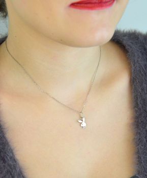 Srebrna zawieszka DIA-ZAW-PLAYBOY-925 – subtelny króliczek wykonany ze srebra próby 925. Wymiary 1,8 × 0,8 cm, waga ok. 0,45 g. Modny i delikatny dodatek, idealny na prezent dla dziewczyny lub przyjaciółki (1).JPG