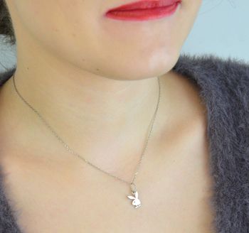 Srebrna zawieszka DIA-ZAW-PLAYBOY-925 – subtelny króliczek wykonany ze srebra próby 925. Wymiary 1,8 × 0,8 cm, waga ok. 0,45 g. Modny i delikatny dodatek, idealny na prezent dla dziewczyny lub przyjaciółki (2).JPG