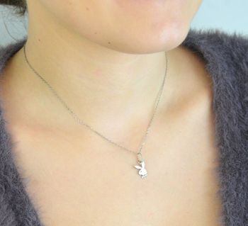 Srebrna zawieszka DIA-ZAW-PLAYBOY-925 – subtelny króliczek wykonany ze srebra próby 925. Wymiary 1,8 × 0,8 cm, waga ok. 0,45 g. Modny i delikatny dodatek, idealny na prezent dla dziewczyny lub przyjaciółki (4).JPG