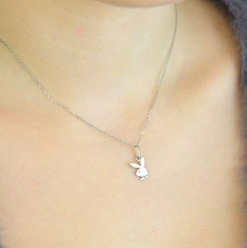 Srebrna zawieszka DIA-ZAW-PLAYBOY-925 – subtelny króliczek wykonany ze srebra próby 925. Wymiary 1,8 × 0,8 cm, waga ok. 0,45 g. Modny i delikatny dodatek, idealny na prezent dla dziewczyny lub przyjaciółki (5).JPG