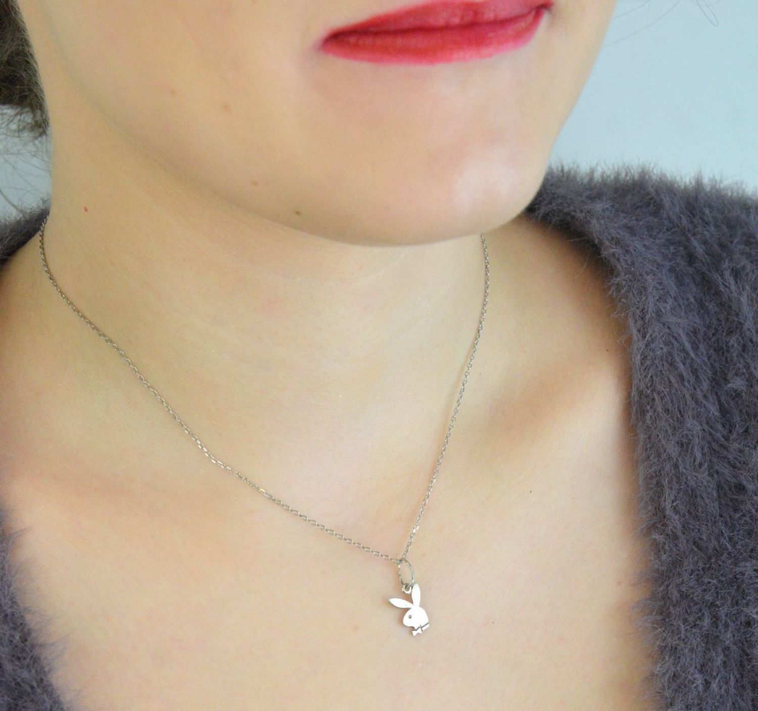 Srebrna zawieszka DIA-ZAW-PLAYBOY-925 – subtelny króliczek wykonany ze srebra próby 925. Wymiary 1,8 × 0,8 cm, waga ok. 0,45 g. Modny i delikatny dodatek, idealny na prezent dla 1.jpg