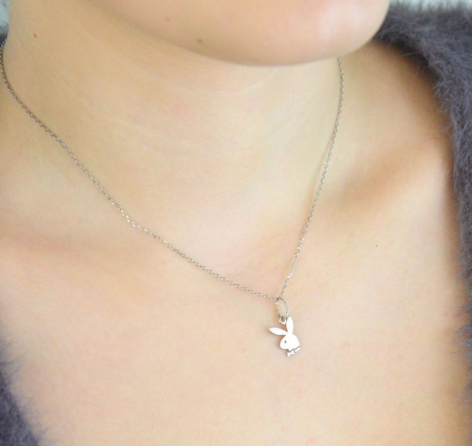 Srebrna zawieszka DIA-ZAW-PLAYBOY-925 – subtelny króliczek wykonany ze srebra próby 925. Wymiary 1,8 × 0,8 cm, waga ok. 0,45 g. Modny i delikatny dodatek, idealny na prezent dla 1.jpg