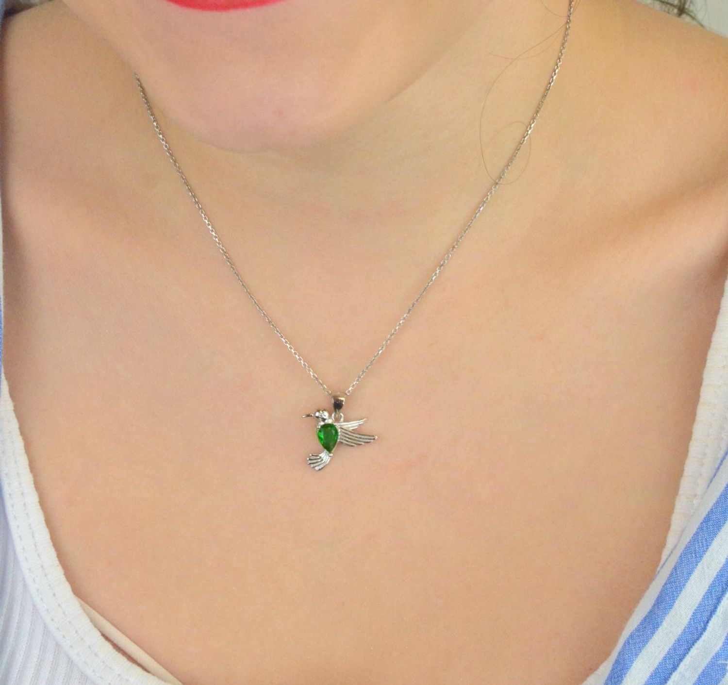 Srebrna rodowana zawieszka 925 w kształcie kolibra z cyrkonią w kolorze emerald. Wymiary 18x18 mm. Symboliczna i elegancka biżuteria idealna na prezent.1.jpg