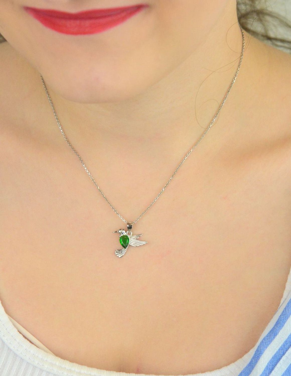 Srebrna rodowana zawieszka 925 w kształcie kolibra z cyrkonią w kolorze emerald. Wymiary 18x18 mm. Symboliczna i elegancka biżuteria idealna na prezent.1.jpg