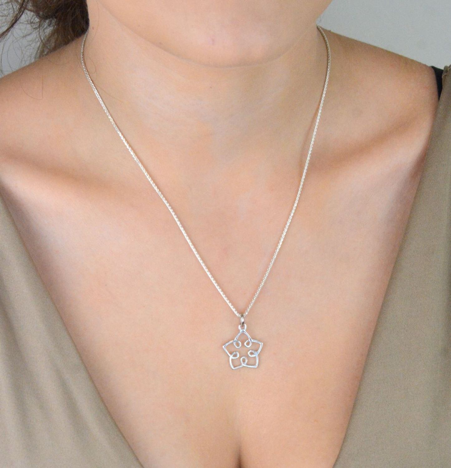 Srebrna zawieszka kwiatek z zawijanymi brzegami – srebro 925  Nowoczesna biżuteria.jpg