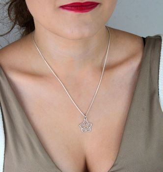 Elegancka srebrna zawieszka w kształcie kwiatka z zawijanymi brzegami, wykonana ze srebra 925. Idealna na prezent lub jako wyjątkowy dodatek. Sprawdź ofertę! (1).JPG