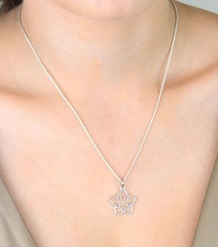 Elegancka srebrna zawieszka w kształcie kwiatka z zawijanymi brzegami, wykonana ze srebra 925. Idealna na prezent lub jako wyjątkowy dodatek. Sprawdź ofertę! (3).JPG