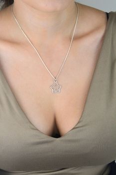 Elegancka srebrna zawieszka w kształcie kwiatka z zawijanymi brzegami, wykonana ze srebra 925. Idealna na prezent lub jako wyjątkowy dodatek. Sprawdź ofertę! (5).JPG