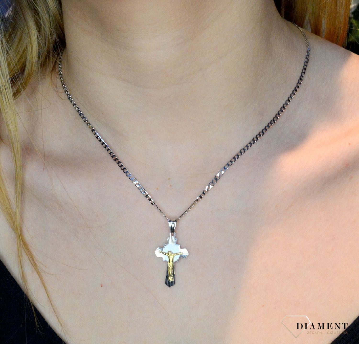 Srebrna zawieszka krzyżyk grawerowany z pozłoconym wizerunkiem Jezusa DIA-ZAW-RZ0017-925. W naszej ofercie dostępne są łańcuszki, które razem z subtelnym wisiorkiem stanowią idealne zestawienie na każdą okazję. Waga około 1,90 gram..jpg