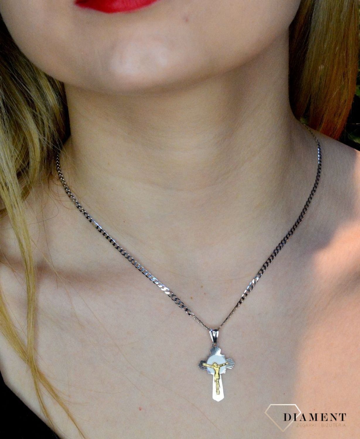 Srebrna zawieszka krzyżyk grawerowany z pozłoconym wizerunkiem Jezusa DIA-ZAW-RZ0017-925. W naszej ofercie dostępne są łańcuszki, które razem z subtelnym wisiorkiem stanowią idealne zestawienie na każdą okazję. Waga około 1,90 gram..jpg