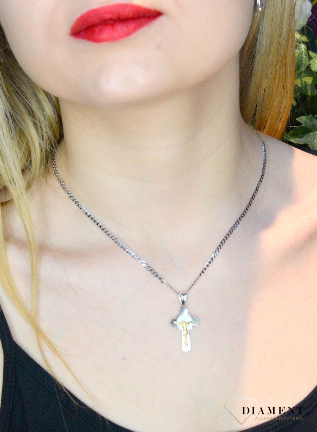 Srebrna zawieszka krzyżyk grawerowany z pozłoconym wizerunkiem Jezusa DIA-ZAW-RZ0017-925. W naszej ofercie dostępne są łańcuszki, które razem z subtelnym wisiorkiem stanowią idealne zestawienie na każdą okazję. Waga około 1,90 gram..jpg