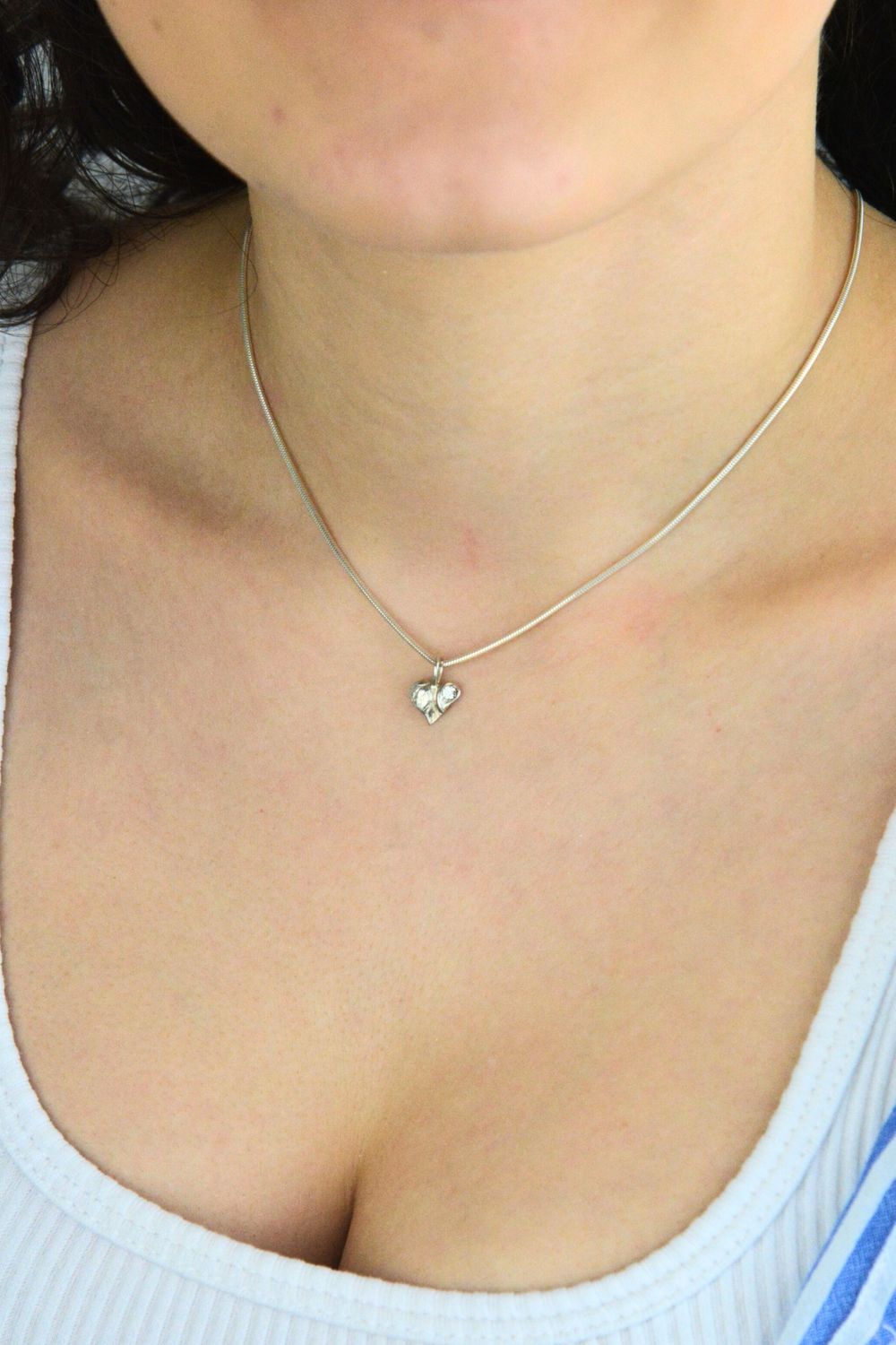 Delikatna srebrna zawieszka próby 925 w kształcie serduszka, ozdobiona jedną cyrkonią. Subtelna biżuteria idealna na prezent.1.jpg