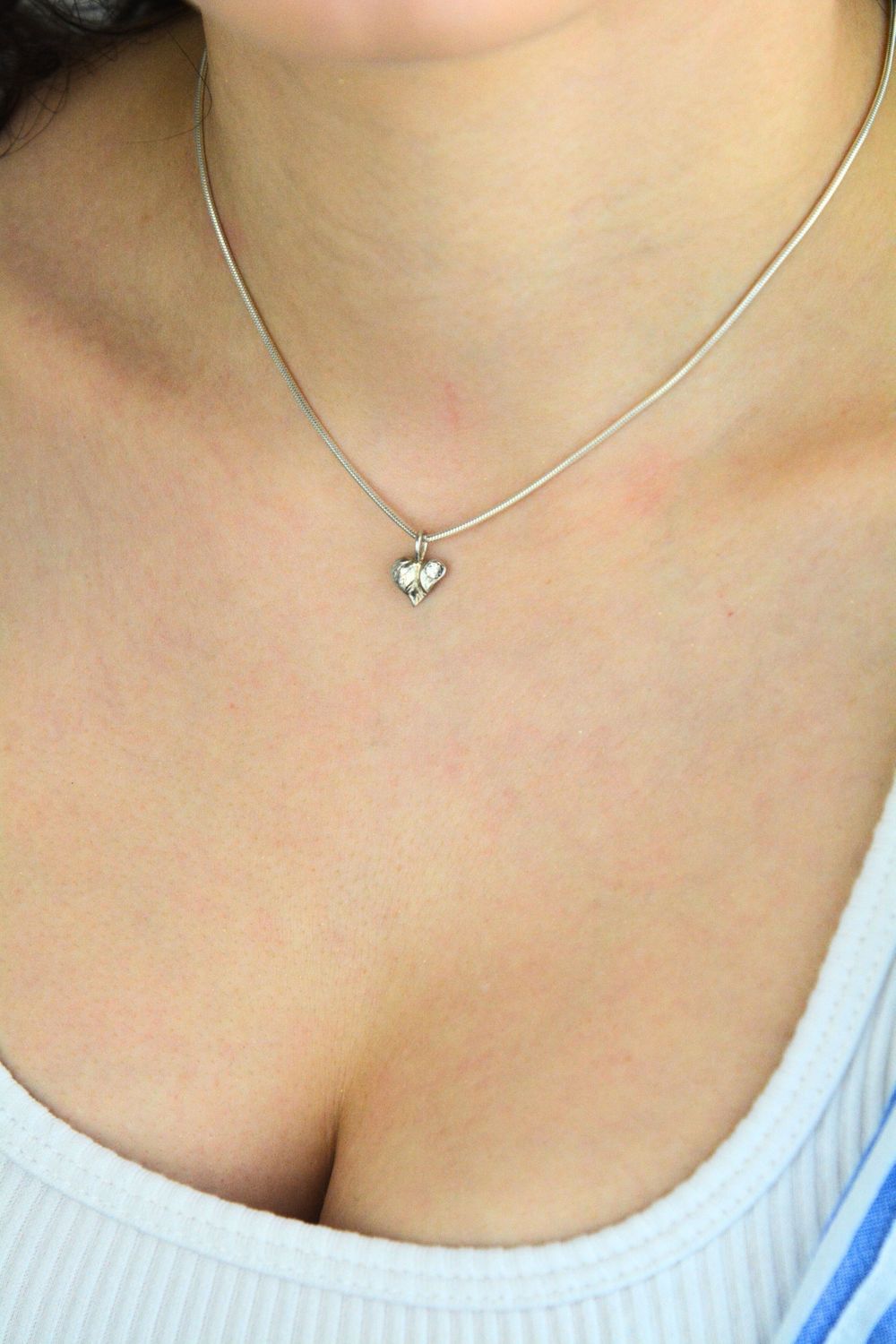 Delikatna srebrna zawieszka próby 925 w kształcie serduszka, ozdobiona jedną cyrkonią. Subtelna biżuteria idealna na prezent.1.jpg