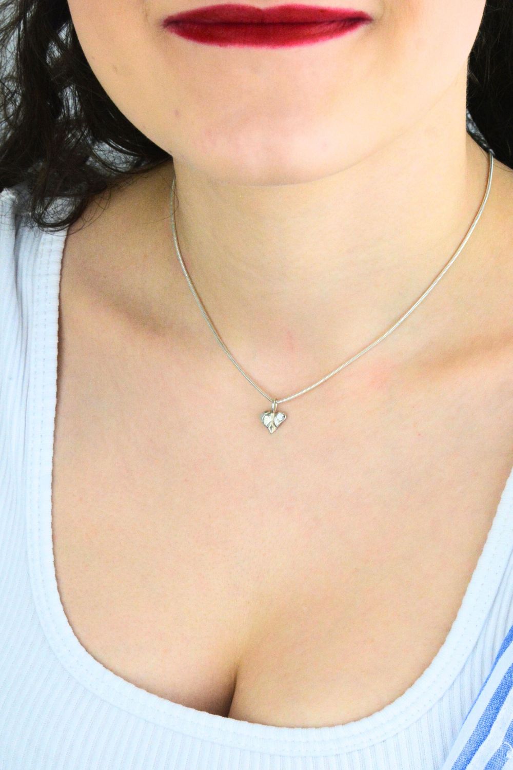 Delikatna srebrna zawieszka próby 925 w kształcie serduszka, ozdobiona jedną cyrkonią. Subtelna biżuteria idealna na prezent.1.jpg