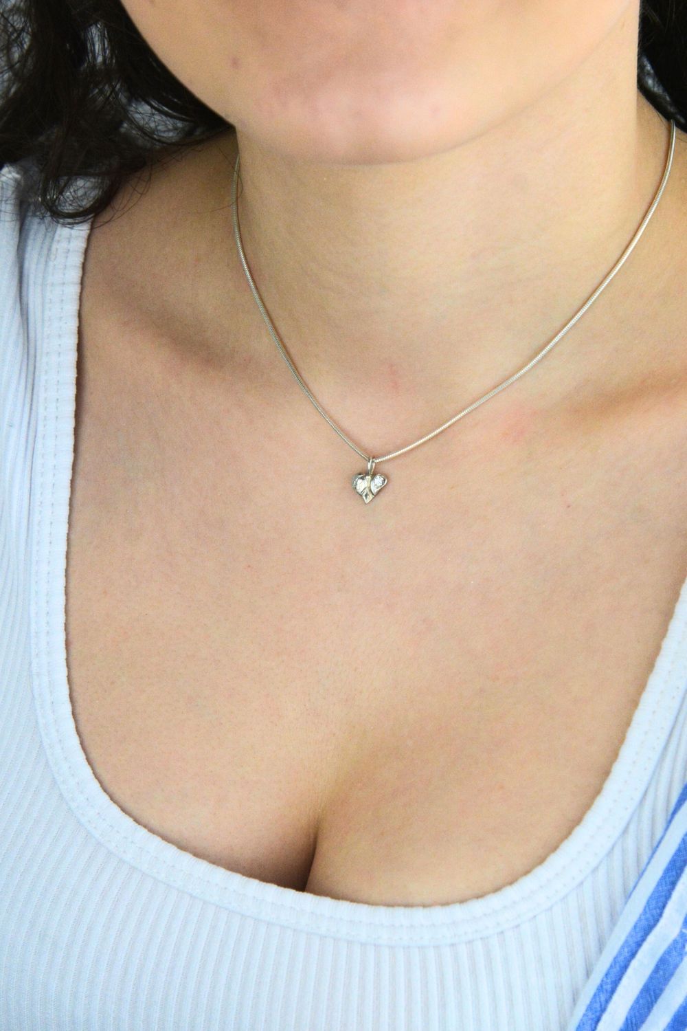 Delikatna srebrna zawieszka próby 925 w kształcie serduszka, ozdobiona jedną cyrkonią. Subtelna biżuteria idealna na prezent.1.jpg