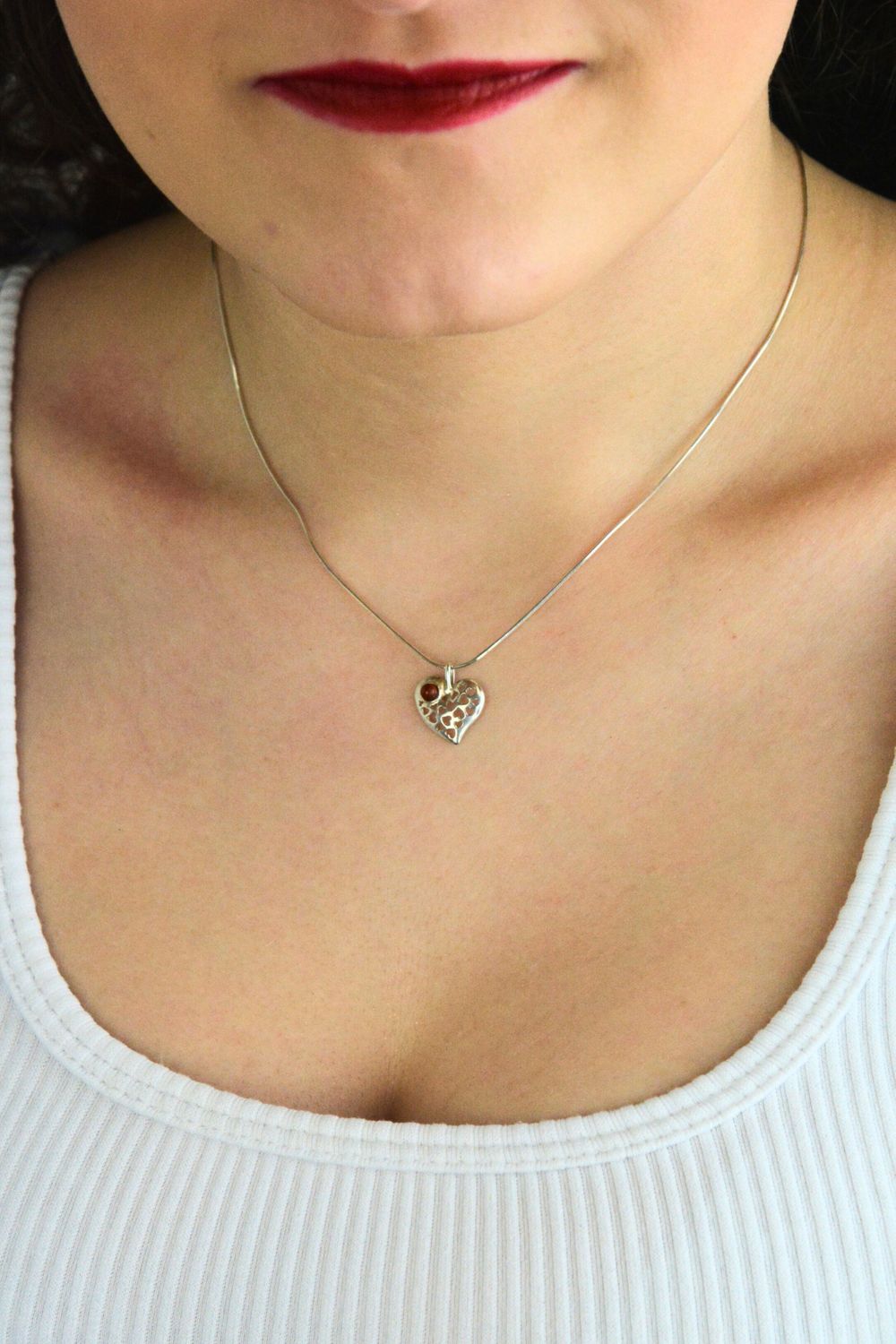 Subtelna srebrna zawieszka próby 925 w kształcie ażurowego serduszka z naturalnym bursztynem. Delikatna, lekka i idealna na prezent.1.jpg